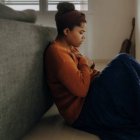 El dolor forma parte de la realidad, sostiene Eduardo Gris en 'No sufrirás'. La única forma que tienen las ideologías contemporáneas de negar el dolor es negar también la realidad, de ahí sus nocivos efectos. Foto (contextual): Joice Kelly / Unsplash.