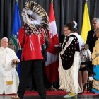 Francisco recibe los saludos de bienvenida de líderes indígenas en el aeropuerto de Edmonton
