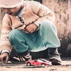 En los juegos y juguetes, la elección de los niños es distinta según el sexo de forma natural y así está documentado: no es un 'rol social' inducido, o al menos no absolutamente. Foto: Cengizhan Konus / Unsplash.