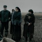 Soldados requisando a campesinos famélicos, en Bitter Harvest, película de 2016 sobre el Holodomor