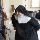 Unas religiosas de Missouri graban un disco y una de ellas verifica lo que hace el técnico