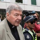 El cardenal George Pell sale del  juzgado el 13 de marzo de 2019 tras ser condenado a seis años de prisión. Tras más de un año en la cárcel, el Tribunal Supremo australiano le absolvió por unanimidad.