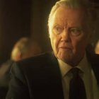 El ganador de un Oscar, John Voight, ejerce en la película como el juez Warren Burger.