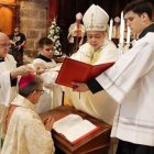 El Nuncio Bernardito Aúza impone el palio de arzobispo a Luis Argüello, que toma posesión del arzobispado de Valladolid