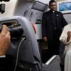 El Papa Francisco improvisa respuestas con los periodistas en el vuelo de vuelta de Canadá a Roma
