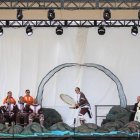 Francisco en Iqaluit con cantores y danzantes - foto de David Venn en Nunatsiaq News