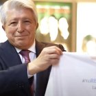 La parroquia madrileña de La Paloma ha puesto en marcha una serie de iniciativas para reconstruir el edificio afectado por la explosión de gas de 2021. Camisetas, pulseras, conciertos... y Enrique Cerezo, nacido en la calle de La Paloma, que también ha querido colaborar.