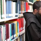 Fray Alessandro Coniglio en la biblioteca de 50.000 volúmenes del Studium Biblicum Franciscanum de Jerusalén