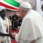 Nyakuor Rebecca es una chica de campo de desplazados y la parroquia que atiende fray Gandolfi, tras ella