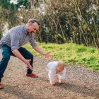 Ellos ya te ven como un héroe. Se trata de serlo para no defraudar sus expectativas. Eso no implica ser perfecto, pero sí un compromiso definitivo. Foto: Peter Dlhy / Unsplash.