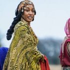 Jesús con María Magdalena, la etíope Tamar y la esposa de Simón Pedro en la serie The Chosen - Los Elegidos