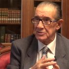 Juan Velarde hizo grandes aportaciones a la historia de las ideas económicas, además de influyentes análisis de la realidad económica europea. Foto: captura entrevista Actuall.