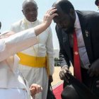 Desde su silla de ruedas, junto al avión de vuelta, Francisco bendice a Mayardit, presidente de la República de Sudán, que es católico