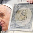 El Papa Francisco con un relieve de Santa Teresa del Niño Jesús, Teresita de Lisieux