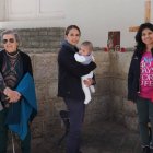 La coordinadora de 40 Días por la Vida Hispanoamérica, Lourdes Varela, y la de España, Nayeli Rodríguez, rezando junto a otras voluntarias en la última campaña de Cuaresma ante un abortorio de Málaga.