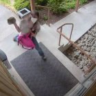 Activista abortista -dejó pintadas- a pedradas contra la parroquia de San Luis en Bellevue, Washington, en verano 2022