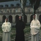 Escena del videoclip No Hay Mayor Honor de la escolanía del Valle de los Caídos