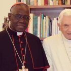 El cardenal Sarah visitó varias veces a Benedicto XVI durante su estancia en el monasterio Mater Ecclesiae del Vaticano como Papa emérito.
