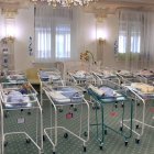 Sin el 'glamour' de otros casos, la imagen de niños de vientres de alquiler almacenados en 2020 en un hotel de Ucrania a la espera de reparto, a consecuencia de lo confinamientos gubernamentales, puso de relieve la realidad de este negocio.