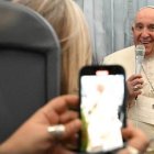El Papa, en la rueda de prensa del avión a su regreso de Hungría. Foto: Vatican News.