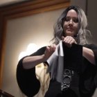 La activista y actriz Chalice Blythe rompe una Biblia en la SatanCon 2023 de Boston