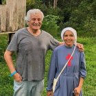 El ginecólogo y cooperante andaluz Rogelio Garrido con una joven religiosa en la Amazonia peruana