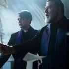 En la película, el veterano padre Amorth recluta a un cura novato español con un curso acelerado de exorcismos.