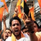 Militantes del Vishva Hindu Parishad sostienen sus cuchillos: no son raras las ocasiones en que asaltan a cristianos.