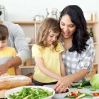 Que los padres e hijos compartan tareas es una forma de enseñar laboriosidad en familia