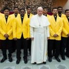 El Papa Francisco con los sacerdotes y seminaristas del equipo de cricket vaticano, de Inglaterra, Irlanda, India, Pakistán, Sri Lanka