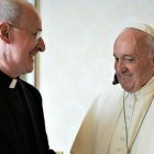 El Papa escribe una carta al sacerdote James Martin, dedicado al apostolado con personas homosexuales, en la que matiza sus palabras: "Quien quiera criminalizar la homosexualidad le diría que está equivocado".