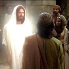 Mucha gente -como esta película-espera que Jesús resucitado brille o despida luz... pero los Evangelios no dicen eso