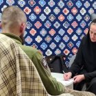 En Leópolis, la hermana Anisia escucha, como terapeuta, a un soldado que ha vuelto del frente