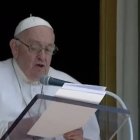 Este lunes de Pascua, el Papa ha rezado el Regina Coeli desde el balcón del Palacio Apostólico: "Ellas no se desaniman, salen de sus miedos".