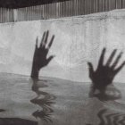 El alejamiento de Dios también está entre las causas de la desesperanza que conduce al sucidio. Él es amor, y estar junto a Él es la forma más segura de alcanzar la felicidad. Foto: Andreea Popa / Unsplash.