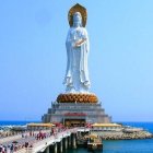 La estatua de 108 metros de la diosa o bodisatva Guanyin es el símbolo de una isla turística donde la Iglesia está resurgiendo