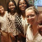 Candelas Varela con alumnas de enfermería en Congo; a la izquierda, Sofía, una voluntaria mexicana