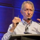 Tras años trabajando en la Inteligencia Artificial de Google y sentando las bases de la misma en todo el mundo, el "padrino de la IA" abandona Alphabet y alerta de los riesgos y peligros del aprendizaje de las máquinas.