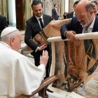 El Papa Francisco bendijo una imagen de la Virgen de Guadalupe que le llevaron unos empresarios mexicanos