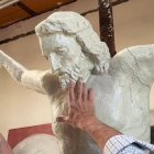 Salvador Fernández-Oliva, con el Cristo que moldeó para el Santuario de las Apariciones de Pontevedra, un lugar fundamental para el mensaje de Fátima que requiere restauración urgente.