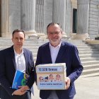 Los representantes de la Federación de Familias Numerosas entregan miles de firmas contra la Ley de Familias de PSOE y Podemos
