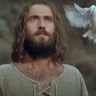 El Bautismo de Jesús en el Jordán, donde se escuchó la voz del Padre y el Espíritu se hizo presente en forma de paloma (Mc 1, 7-11), es uno de los momentos de manifestación trinitaria de los Evangelios. En la imagen, en una escena de 'Jesus Film Project'.