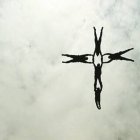 Un obispo, tres curas y un monitor forman una cruz en caída libre en los cielos de los Altos Alpes, en Francia