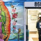En la ciudad de Los Ángeles (EE.UU.) sale cada tarde a pasear un pequeño ejército de fotógrafos. Su objetivo: retratar la imagen de la Virgen de Guadalupe antes de que se la lleve por delante la llamada gentrificación.