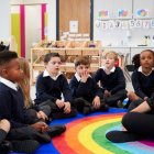 Entre otras medidas, el "Análisis de los protocolos educativos de cortes transgenerista en España" de la Alianza Contra el Borrado de las Mujeres denuncia que los colegios están obligados a denunciar a los padres que nieguen a sus hijos cambiar de sexo.