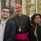 El joven Maxime, el obispo de Amiens y Sidonie cuentan su camino hacia el bautismo