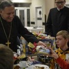 El arzobispo de Lviv, Mieczyslaw Mokrzycki, durante el reparto de alimentos a jóvenes en Ucrania.