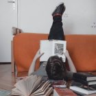 Un joven leyendo, quizá libros de Cuaresma, en una postura peculiar, en una foto de Anita Jankovic para Unsplash