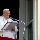 Nosotros somos tentados por el diablo, dijo el Papa en el Ángelus, con los mismos señuelos con los que tentó a Jesús: el apego a las cosas terrenas, la desconfianza, la sed de poder.