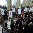La procesión de entrada de la Noche de los Testigos mostró los rostros de varios cristianos perseguidos y muertos por la fe en 2022.